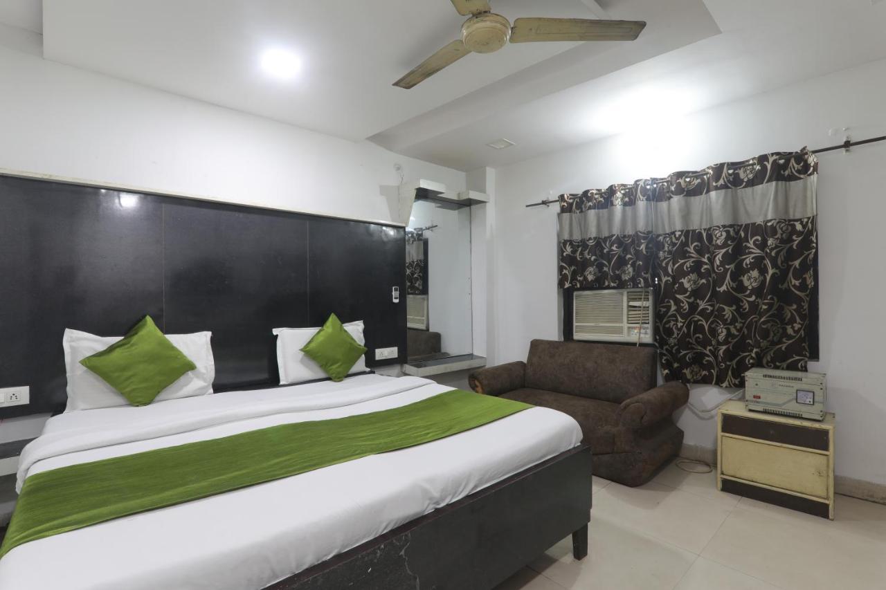 Hotel Dayal ลัคเนา ภายนอก รูปภาพ