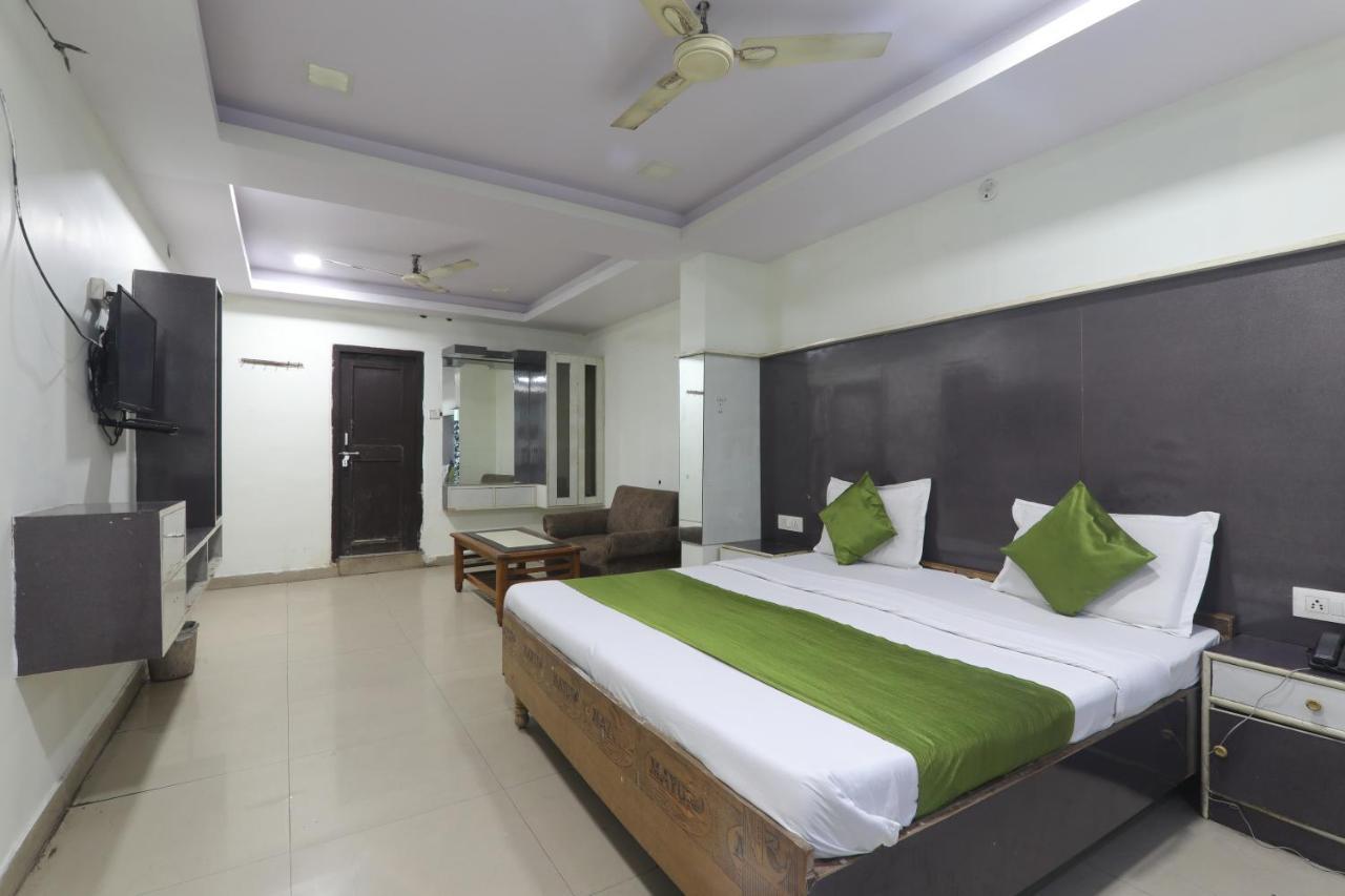 Hotel Dayal ลัคเนา ภายนอก รูปภาพ